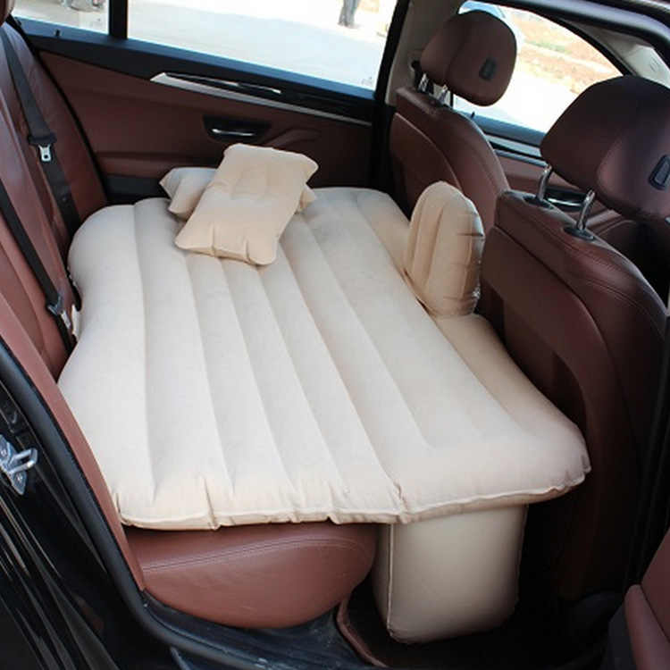 El colchón hinchable para el coche